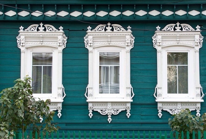 What the window frames of Russian houses tell about: symbolism in wooden architecture