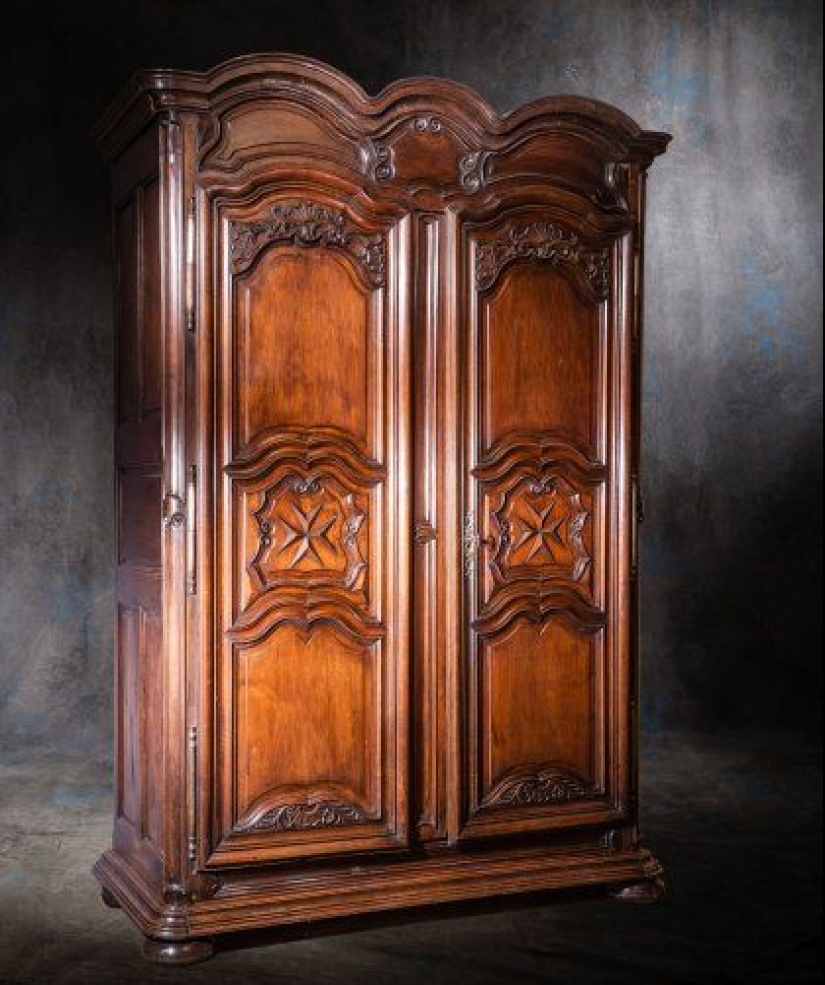 What will happen if the armoire is propped up with a jardiniere. How, you don't know what it is yet?