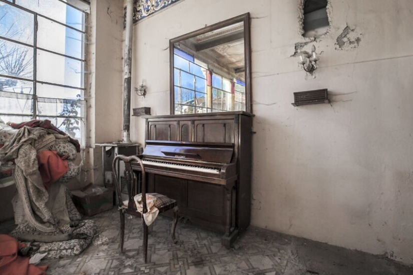 When the music stopped: sad pianos in abandoned buildings