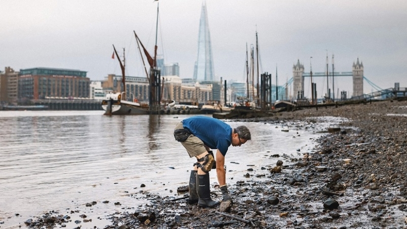 Who are madlarks and what do they look for in the mud on the banks of the Thames?