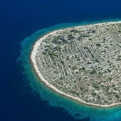 Who made the Croatian island of Baljenac look like a fingerprint