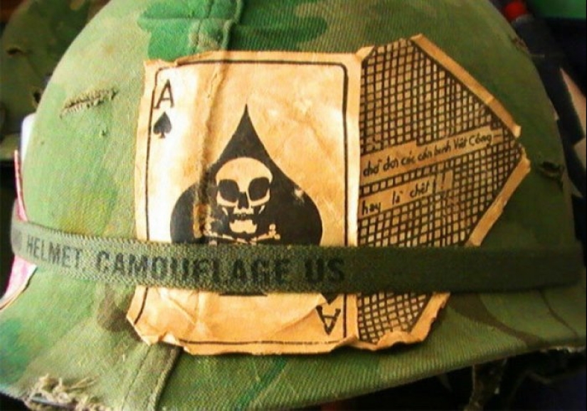 Why did American soldiers in Vietnam wear playing cards on their helmets