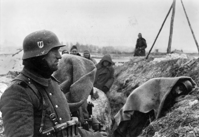 Why did some Red Army soldiers use bows in battles with the Germans?