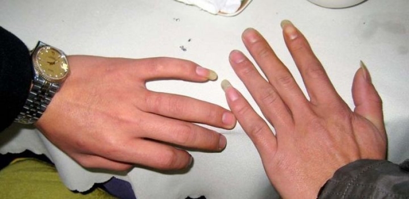 Why do men grow long nails on his pinky