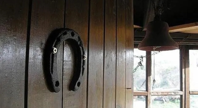 Why do they hang a horseshoe over the door for good luck