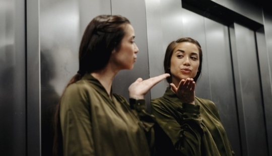 Why do they hang mirrors in elevators: several completely unobvious reasons