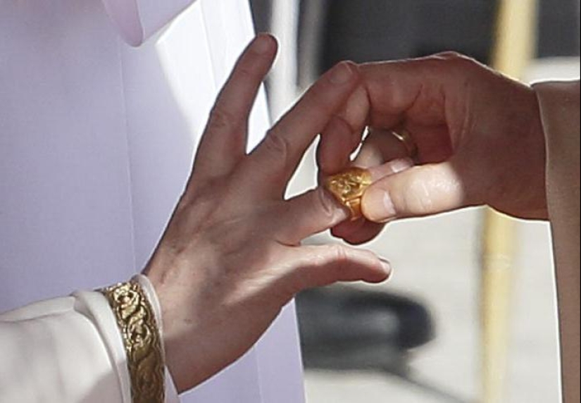 Why is the pope&#39;s ring called the &quot;Fisherman&#39;s Ring&quot; and what is its secret