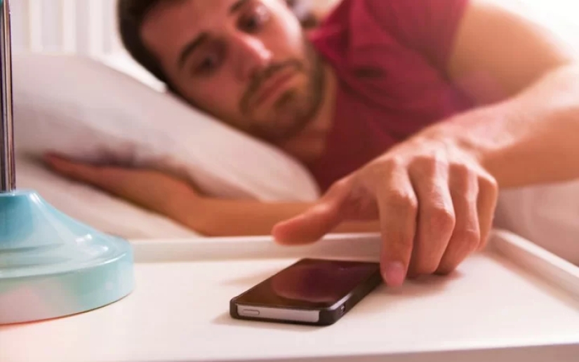 Why it is harmful to stick to the phone after waking up and how to overcome this habit