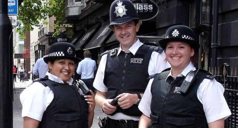 Why police officers in the UK don't carry guns