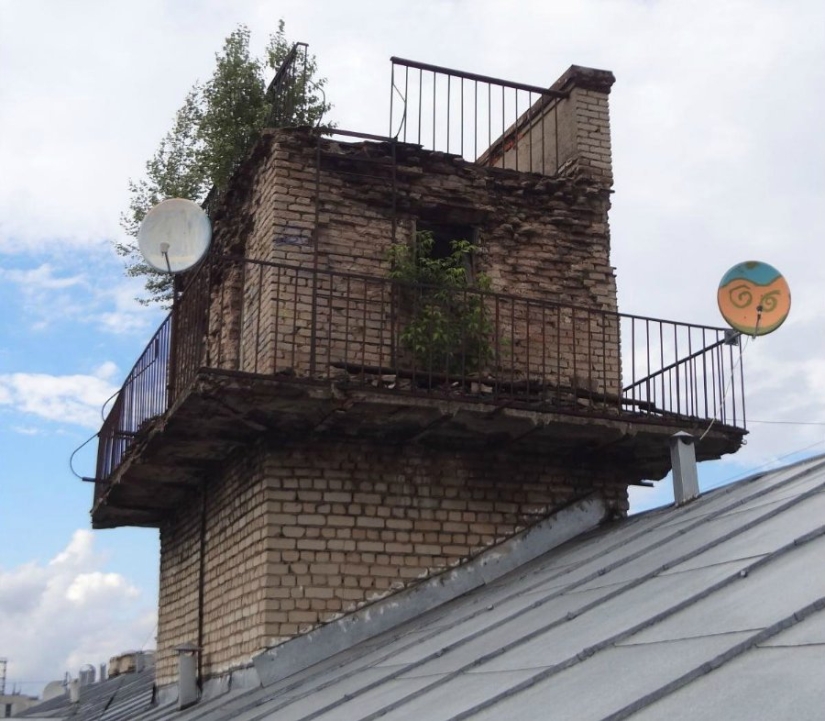 Why were small houses built on the roofs of "Stalinok"