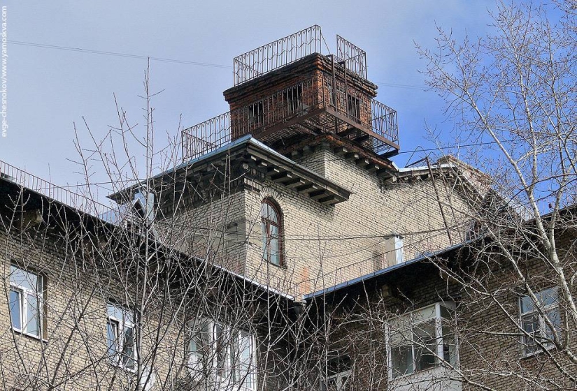 Why were small houses built on the roofs of "Stalinok"