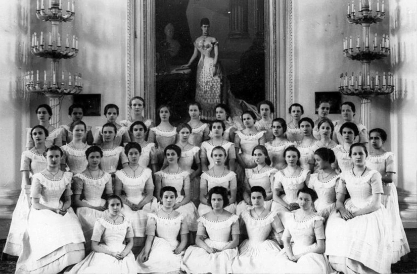 Women's education in Tsarist Russia: how was organized the Institute for noble maidens