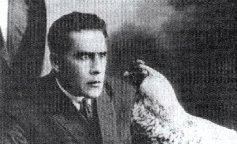 Yogi hypnotizing a chicken, or The story of one unusual picture