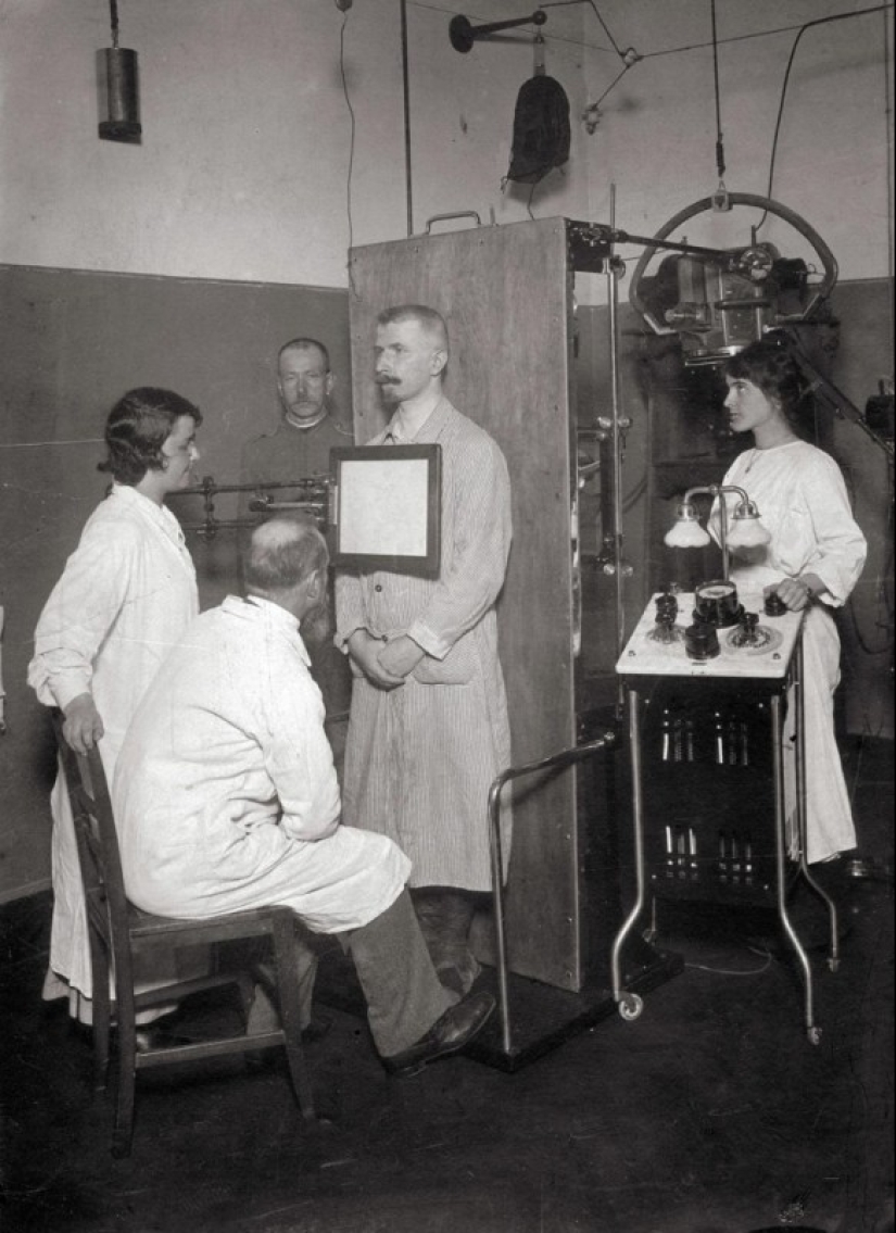 You can see right through the story: the first patients on X-ray