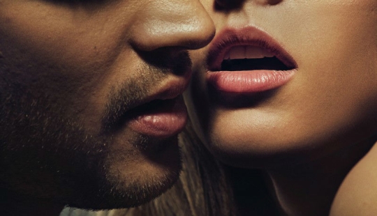 10 frases falsas que los hombres dicen para llevar a una chica a la cama