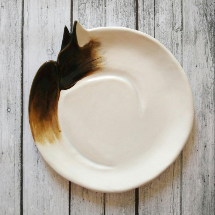 12 beautiful decorative plates in the form of snugly curled cats 12 beautiful decorative plates in the form of snugly curled cats