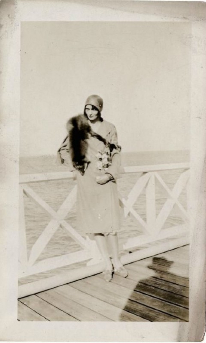 13 fotos vintage en las que las personas son perseguidas por la sombra de una persona desconocida en un sombrero 13 fotos vintage en las que las personas son perseguidas por la sombra de una persona desconocida en un sombrero