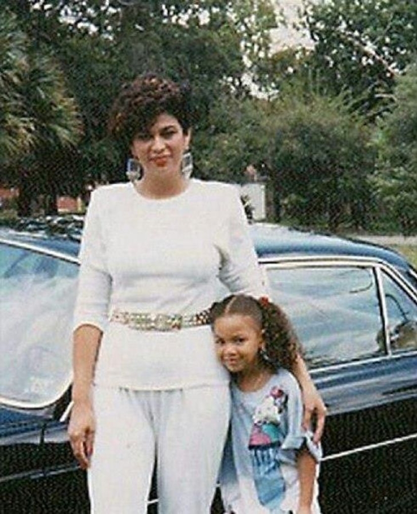 15 intriguing photos of celebrities with their mothers