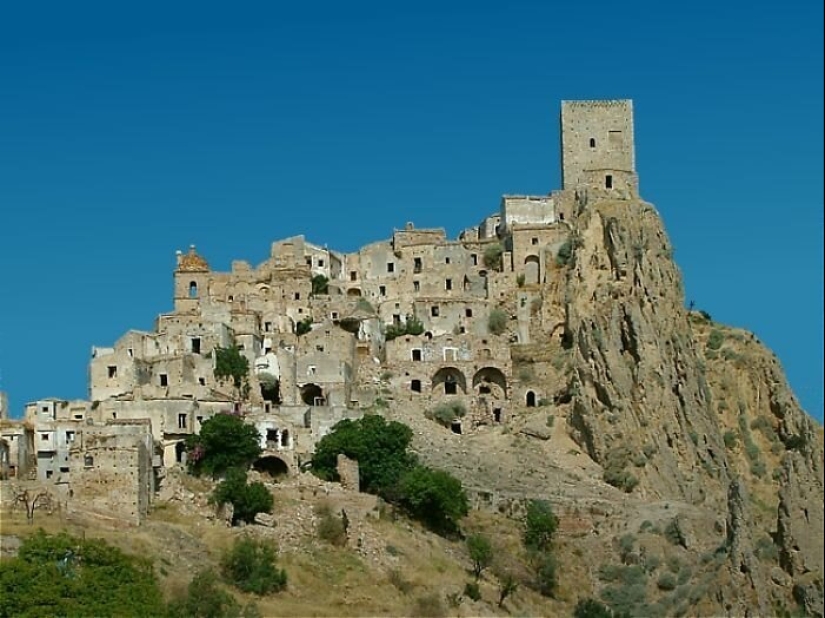 15 mysterious ghost towns scattered around the world