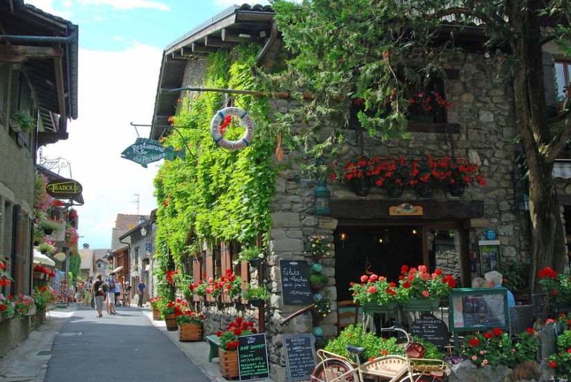 15 non-touristic places where the real character of each country is visible 15 non-touristic places where the real character of each country is visible