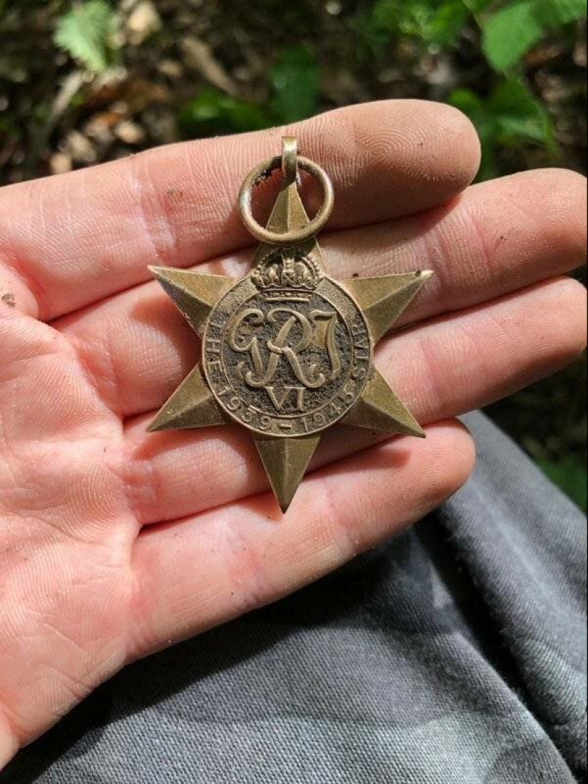 18 people who found the treasure using a metal detector