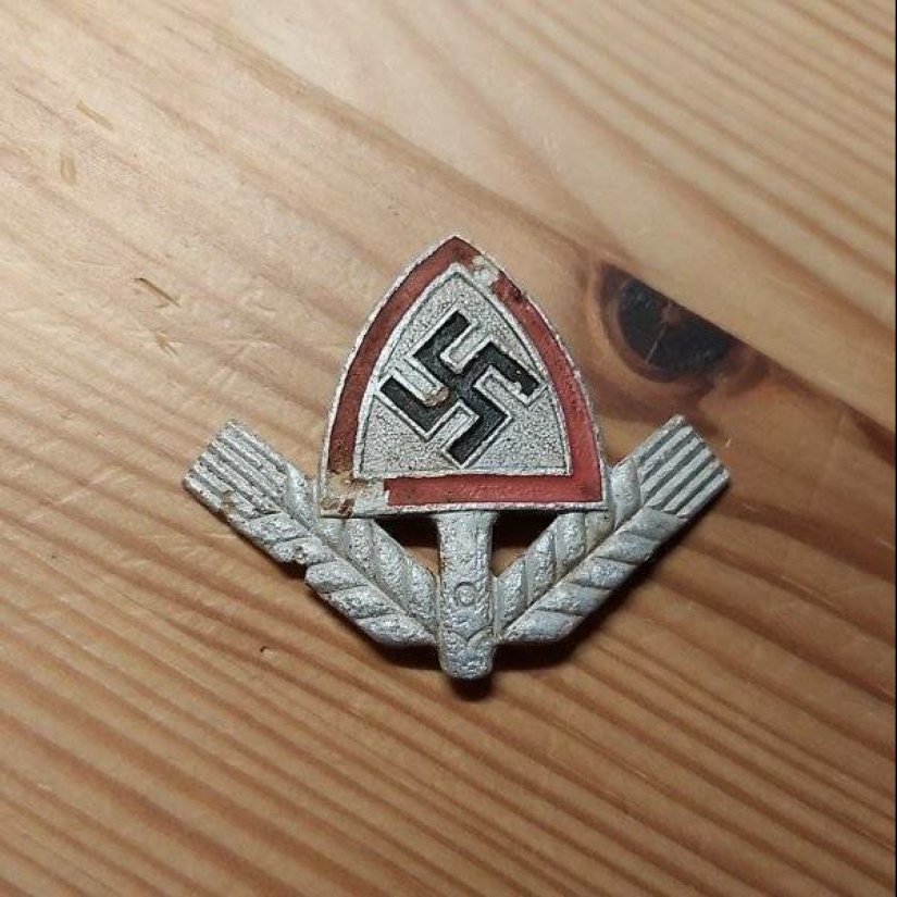 18 people who found the treasure using a metal detector