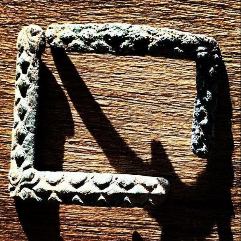 18 people who found the treasure using a metal detector