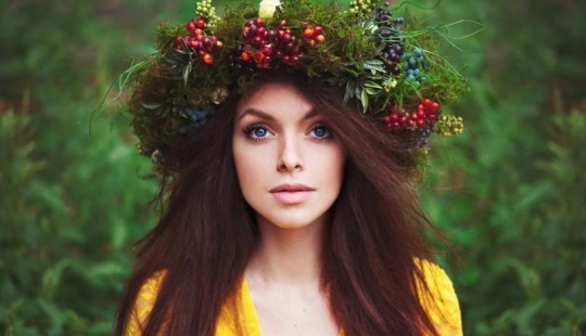 20 adorable girls with flower wreaths