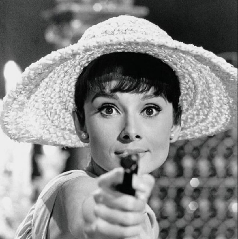 20 chicas famosas con armas en sus manos 20 chicas famosas con armas en sus manos