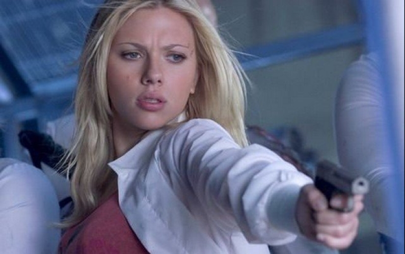 20 chicas famosas con armas en sus manos 20 chicas famosas con armas en sus manos