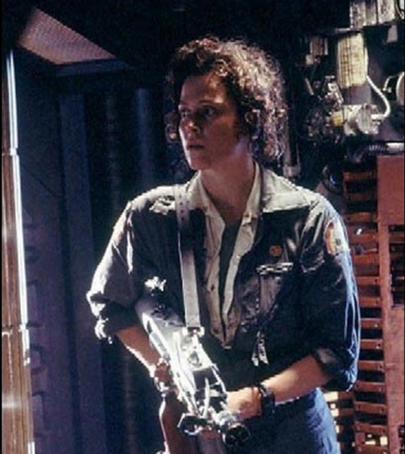 20 chicas famosas con armas en sus manos 20 chicas famosas con armas en sus manos