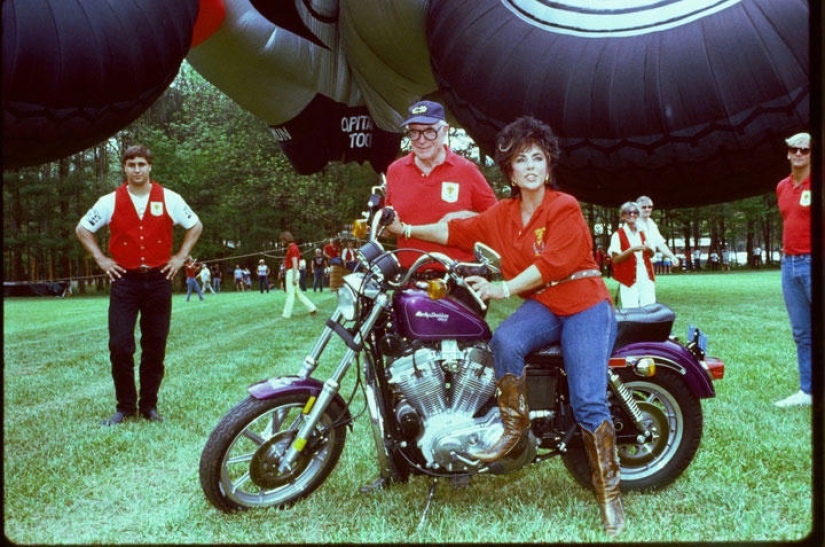 20 fotos de celebridades del siglo XX en motocicletas 20 fotos de celebridades del siglo XX en motocicletas