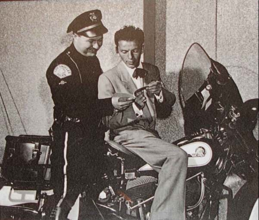 20 fotos de celebridades del siglo XX en motocicletas 20 fotos de celebridades del siglo XX en motocicletas