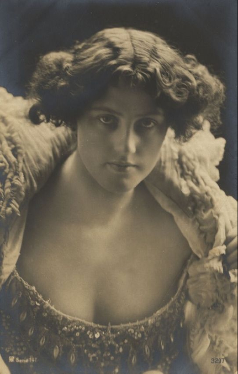 20 German erotic postcards from the early 20th century