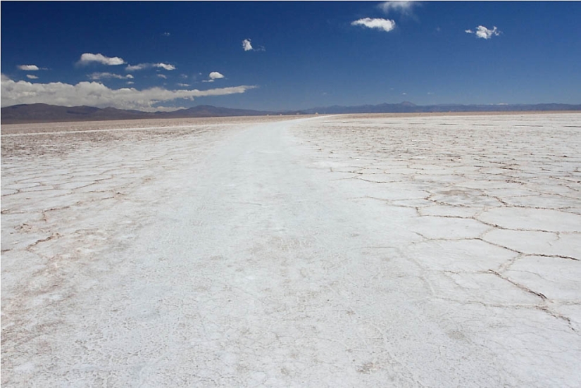 20 photos from Salinas Grandes, the snow-white desert of Argentina