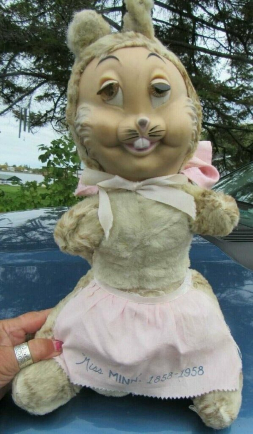 22 Crazy Antiques That Collectors Pay Big Money For