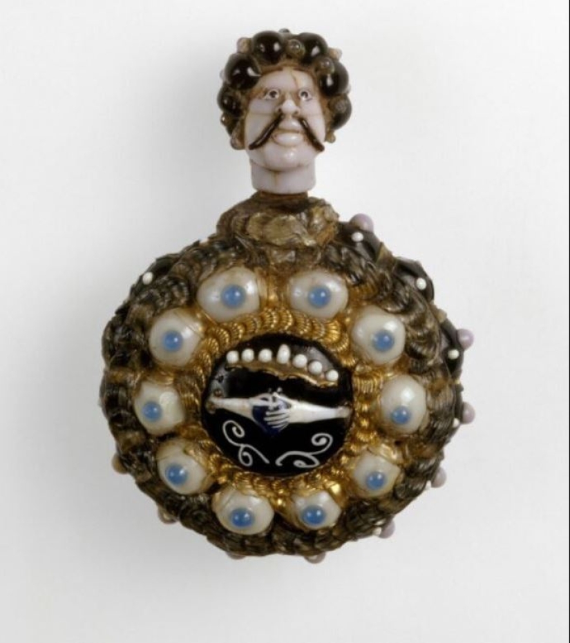 22 Crazy Antiques That Collectors Pay Big Money For