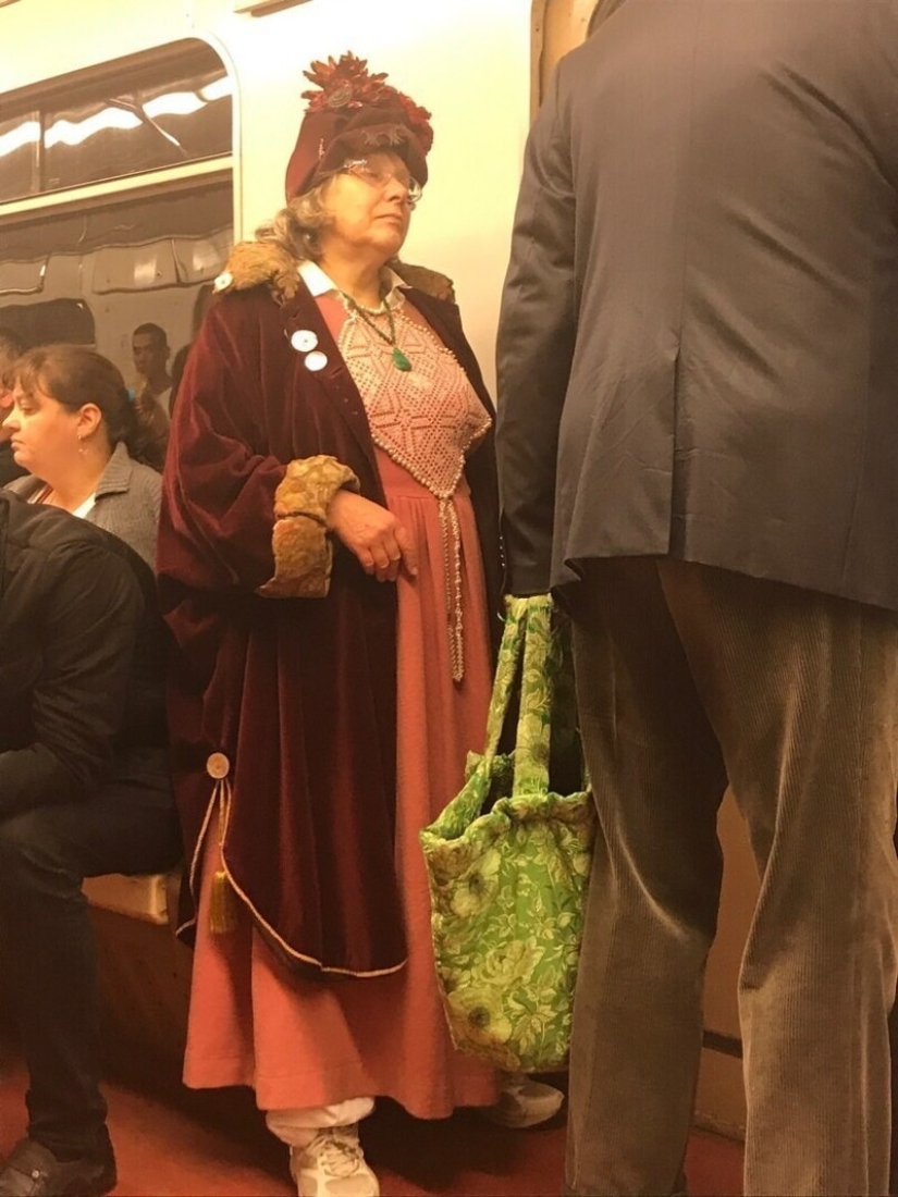 22 elegantes pasajeros del metro de San Petersburgo