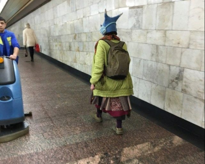 22 fashionistas y solo una excéntrica que solo se encuentran en el metro
