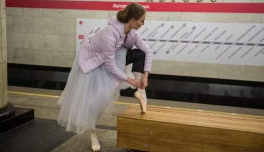 22 fashionistas y solo una excéntrica que solo se encuentran en el metro 22 fashionistas y solo una excéntrica que solo se encuentran en el metro