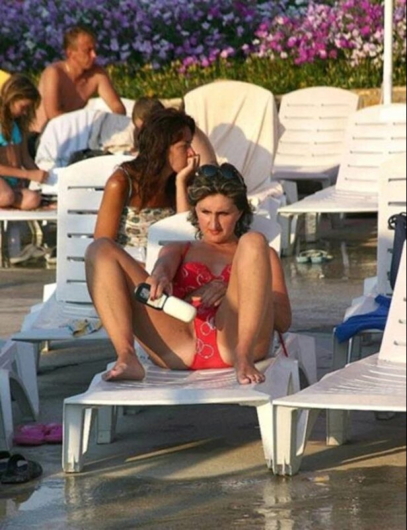 22 photos of people caught taking idiotic selfies 22 photos of people caught taking idiotic selfies