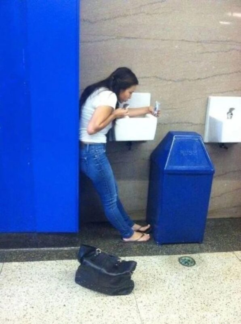 22 photos of people caught taking idiotic selfies 22 photos of people caught taking idiotic selfies