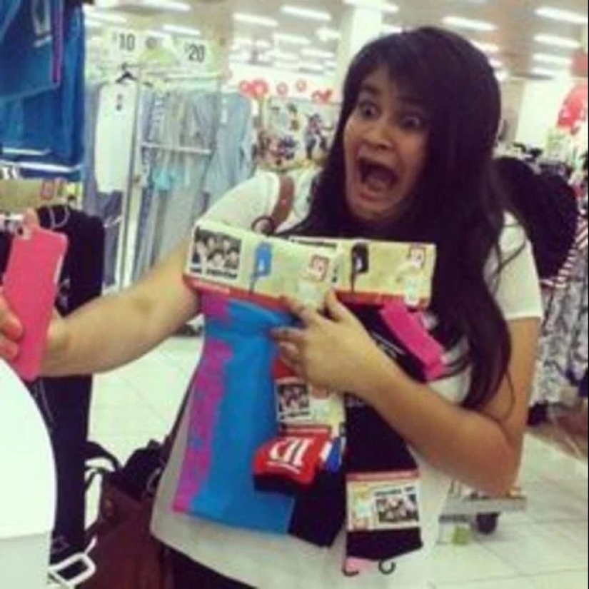 22 photos of people caught taking idiotic selfies 22 photos of people caught taking idiotic selfies