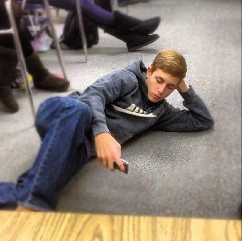 22 photos of people caught taking idiotic selfies 22 photos of people caught taking idiotic selfies