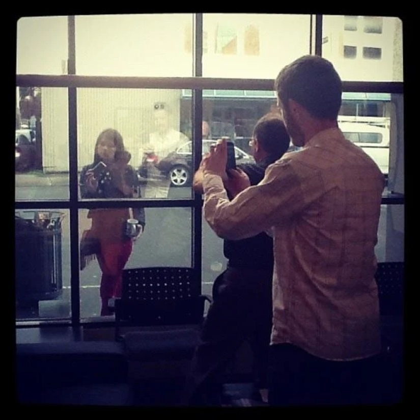 22 photos of people caught taking idiotic selfies 22 photos of people caught taking idiotic selfies