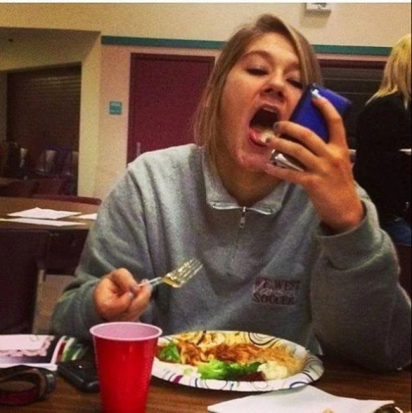 22 photos of people caught taking idiotic selfies 22 photos of people caught taking idiotic selfies