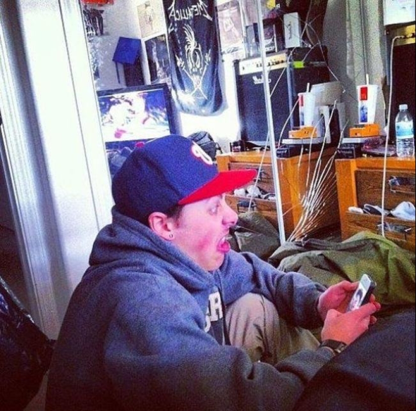 22 photos of people caught taking idiotic selfies 22 photos of people caught taking idiotic selfies