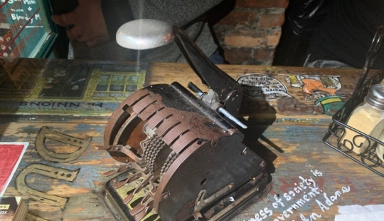 24 interesantes, pero oscuro sujeto, el cual tuve que pedir en la Red