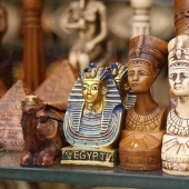 25 most popular souvenirs from around the world