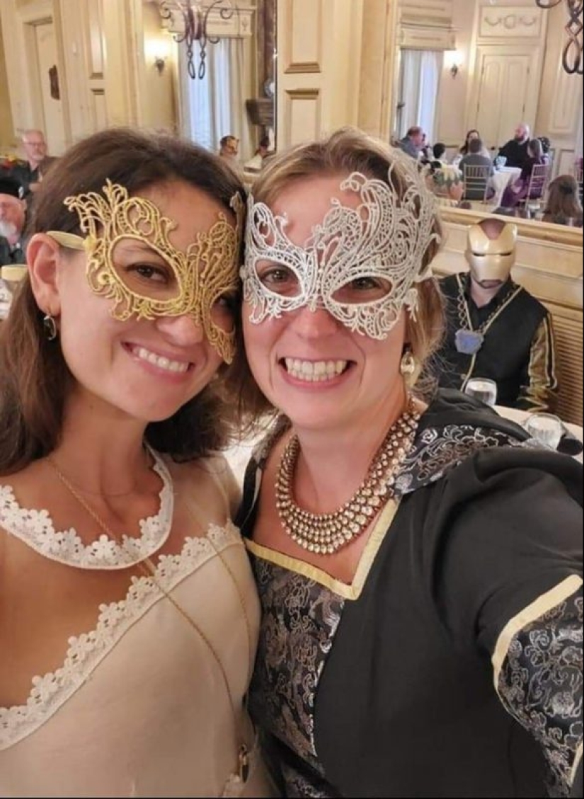 25 photos where all the fun happens in the background 25 photos where all the fun happens in the background